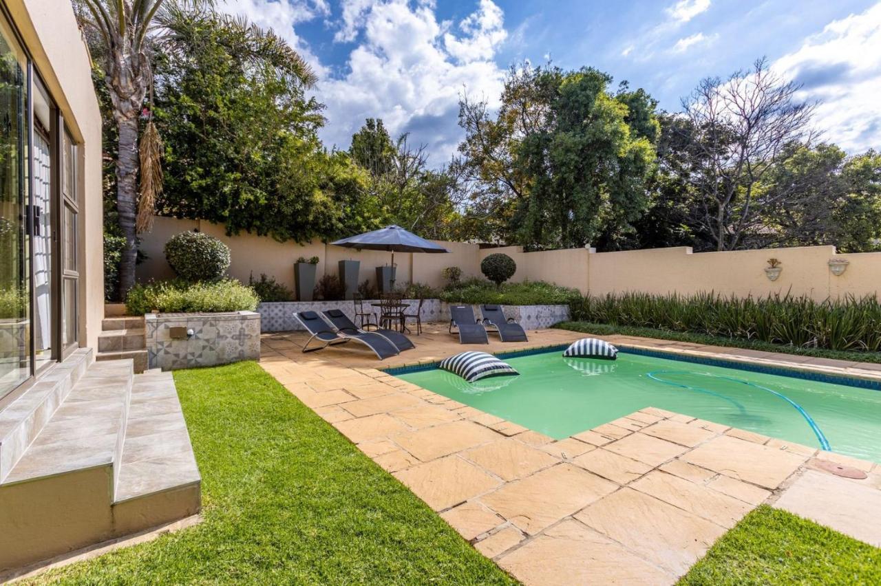 Fleur De Lis Guesthouse Krugersdorp Bagian luar foto